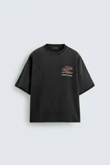 Sudadera negra de corte cuadrado con cuello redondo y mangas cortas con terminación en rib. Estampado frontal y trasero con la frase "Tutto Perfect Always-Anyway" en color rosa.