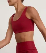 Top deportivo color marrón, sin copa, con escote redondo y breteles medianos.