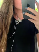 Collar plateado con dije geométrico con forma de cruz, hecho en alpaca, con hilo de seda plateado/gris.