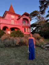 Pantalón de corte amplio y tiro medio, confeccionado en tela crepe color beige, con diseño fluido y holgado.