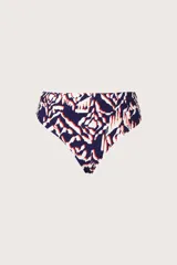 Calzón de bikini de tiro alto con diseño estampado abstracto en tonos azul marino, blanco y rojo, y frunces laterales.
