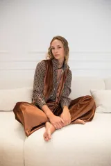 Chaleco de terciopelo azul con corte sastrero y botones al tono.