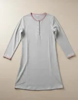 Camisón de lanilla color gris claro, de manga larga, con cuello redondo y cierre frontal parcial con botones. Presenta detalles en color rosado en el cuello y los puños.
