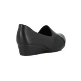 Zapatos negros de tacón chino bajo, confeccionados en napa sintética con diseño liso y panel lateral con textura geométrica acolchada.