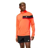 Buzo de running New Balance Accelerate Half Zip, color naranja con franja horizontal negra y roja en el pecho y logo de la marca en blanco.