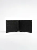Billetera de cuero vacuno color marrón, con diseño clásico plegable y logo de la marca grabado en el frente.