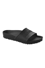 Sandalia Birkenstock Barbados Eva, color negro, de goma eva, con plantilla anatómica y tira con logo de la marca en relieve.