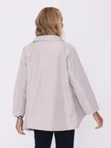 Piloto corto color beige con cuello alforzado y mangas 3/4.