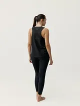 Musculosa deportiva color borgoña, con logo estampado en el pecho y espalda de malla.