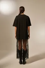 Vestido largo negro de algodón, corte holgado, con cuello redondo y sobrefalda de encaje negro transparente.