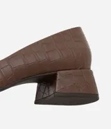 Zapato de tacón color marrón con textura crocco, punta fina y tacón cuadrado.