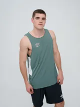 Musculosa deportiva Umbro modelo Lume, color azul marino, con cuello redondo y logo blanco impreso en el pecho.