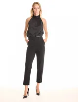 Pantalón negro de crepe, marca Zac & Rachel, con pretina de ecocuero y pasadores. Cierre frontal con broche interno, bolsillos delanteros funcionales y pierna recta entallada que termina por encima del tobillo.