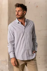 Camisa celeste de manga larga con cuello clásico y cierre frontal con botones.