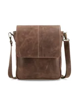 Bandolera Hush Puppies de cuero sintético marrón, con solapa frontal, cierre principal y correa ajustable y desmontable. Cuenta con el logotipo de la marca grabado en la parte delantera.
