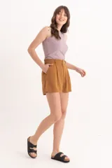 Short color ocre de lyocell con cintura alta, trabillas para cinturón, pinzas delanteras y bolsillos laterales.