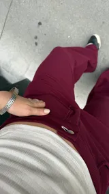 Pantalón de tela jersey rib color bordó, de corte recto y tiro medio. Cuenta con dos bolsillos laterales y costuras a contratono.