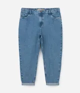 Pantalón mom jeans de corte holgado en caderas y piernas, con tiro alto y trabillas en la cintura.