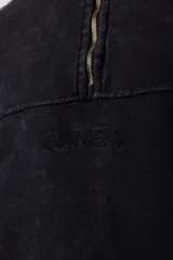 Buzo de frisa con efecto de lavado snow, corte oversize, cuello alto con medio cierre frontal y bordado al tono en el pecho. Cuenta con bolsillos laterales.