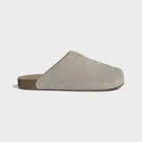 Zueco Adidas Adimule de diseño minimalista, con empeine de ante en color beige y suela de corcho con base de goma.