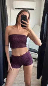 Top bandeau de lycra color borgoña con encaje floral y lentejuelas.