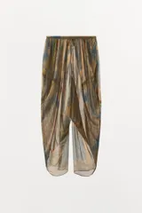 Pantalón de tiro bajo con cintura elástica, confeccionado en tejido de viscosa semitransparente con diseño drapeado y aberturas laterales en las piernas.