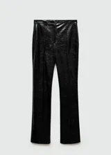 Pantalón largo de tiro alto, corte skinny y calce slim fit, confeccionado en poliéster con recubrimiento de poliuretano efecto piel.