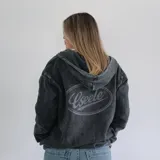 Campera con capucha y cierre frontal Eseele, modelo Eseele Club Stone, con acabado stonewash de efecto desgastado en color gris carbón, bolsillos delanteros y logo ovalado retro en la espalda.