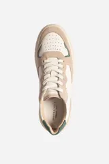 Zapatillas urbanas de cuero color beige y blanco con detalles en verde.
