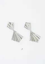 Par de aros colgantes plateados con forma de abanico plisado.