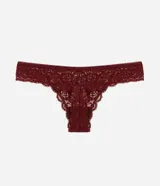 Bombacha bikini hilo de encaje floral bordó, con laterales medianos y detalle de pequeño aplique con moña en el centro de la cintura.