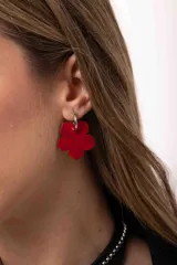 Aros colgantes con argolla de acero quirúrgico y dije en forma de flor pintado a mano con acabado nacarado.