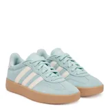 Championes Adidas Barreda de estilo urbano con diseño inspirado en el tenis. Presentan un exterior de gamuza en color verde agua con las icónicas tres tiras laterales en color crema y suela de goma color caramelo.