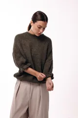 Sweater de tejido de punto con silueta relajada, cuello redondo y mangas tres cuartos con volumen abuchado.