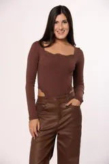 Pantalon de corte recto confeccionado en eco cuero color marrón, con cierre frontal y bolsillos laterales.