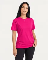 Remera básica de algodón color fucsia, con cuello redondo y mangas cortas de corte clásico.