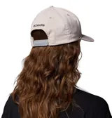 Gorra de béisbol color beige con visera curva y parche bordado frontal con diseño de montaña. Cuenta con cierre trasero ajustable y tecnología Flexfit para un calce cómodo.