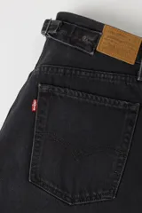 Jean de corte loose taper en color negro desgastado, de tiro medio y confeccionado en 100% algodón sin elasticidad.
