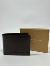 Billetera clásica para hombre de cuero vacuno en color marrón oscuro, con diseño plegable y logo de la marca grabado en el frente.