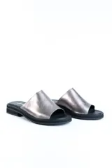 Sandalias chatas de cuero color peltre, fabricadas en Uruguay.