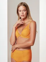 Soutien de micro tul y encaje color naranja, marca Montelle. Bajo busto con aro y copa formada. Breteles fijos, regulables. Abrocha detrás en tres posiciones.