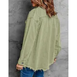 Campera tipo sobrecamisa de jean en color naranja, con corte oversize, cuello italiano, cierre frontal con botones metálicos y ruedo deshilachado. Cuenta con bolsillos frontales con solapa y mangas largas.