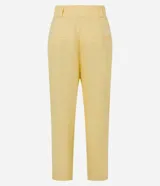 Pantalón carrot de cintura alta, confeccionado en mezcla de viscosa y lino, con trabillas en la cintura, pliegues y solapas con botón decorativo. Presenta un corte holgado en las caderas que se estrecha hacia los tobillos.