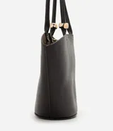 Cartera shopper de diseño estructurado en forma de trapecio invertido, color marrón oscuro, con asas de hombro y detalles metálicos dorados.
