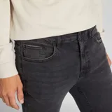 Jean skinny negro de tiro medio y corte ajustado.