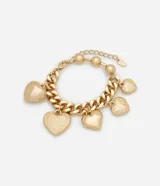 Pulsera de metal color dorado con combinación de cadena de eslabones y dijes colgantes en forma de corazón liso y con grabados en relieve.