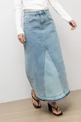 Pollera larga de denim en tono celeste, de corte recto con diseño bicolor en el dobladillo inferior. Cuenta con tiro alto, bolsillos y costuras visibles.