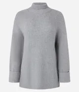 Suéter alargado de punto color rojo, con cuello alto ajustado y mangas largas ajustadas.