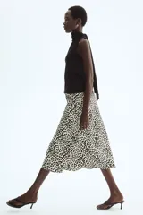 Pollera midi de tiro alto con estampado animal print de leopardo, corte evasé y caída suave.