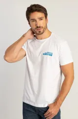 Camiseta de algodón blanca con cuello redondo y mangas cortas. Presenta un estampado gráfico en el pecho con la frase 'There is no substitute for Airton' en color azul.